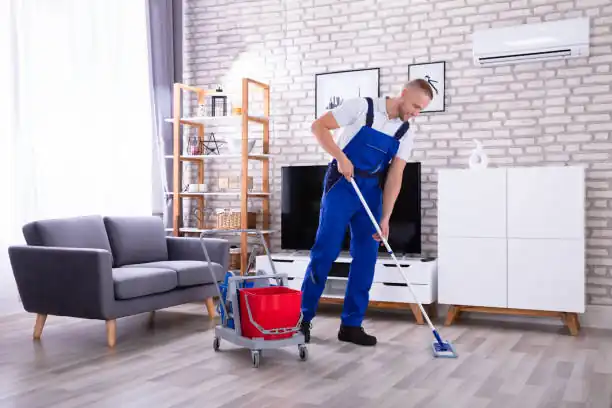 "عمال شركة تنظيف فلل النجم الذهبي أثناء العمل في العين"