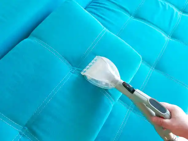 معدات حديثة تستخدمها شركة النجم الذهبي في تنظيف الكنب داخل مدينة العين.